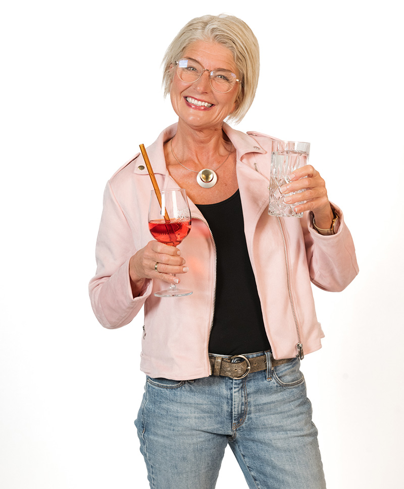Bleibe leichter Kurs, Tatjana mit einem Glas Wasser und einem Glas Alkohol