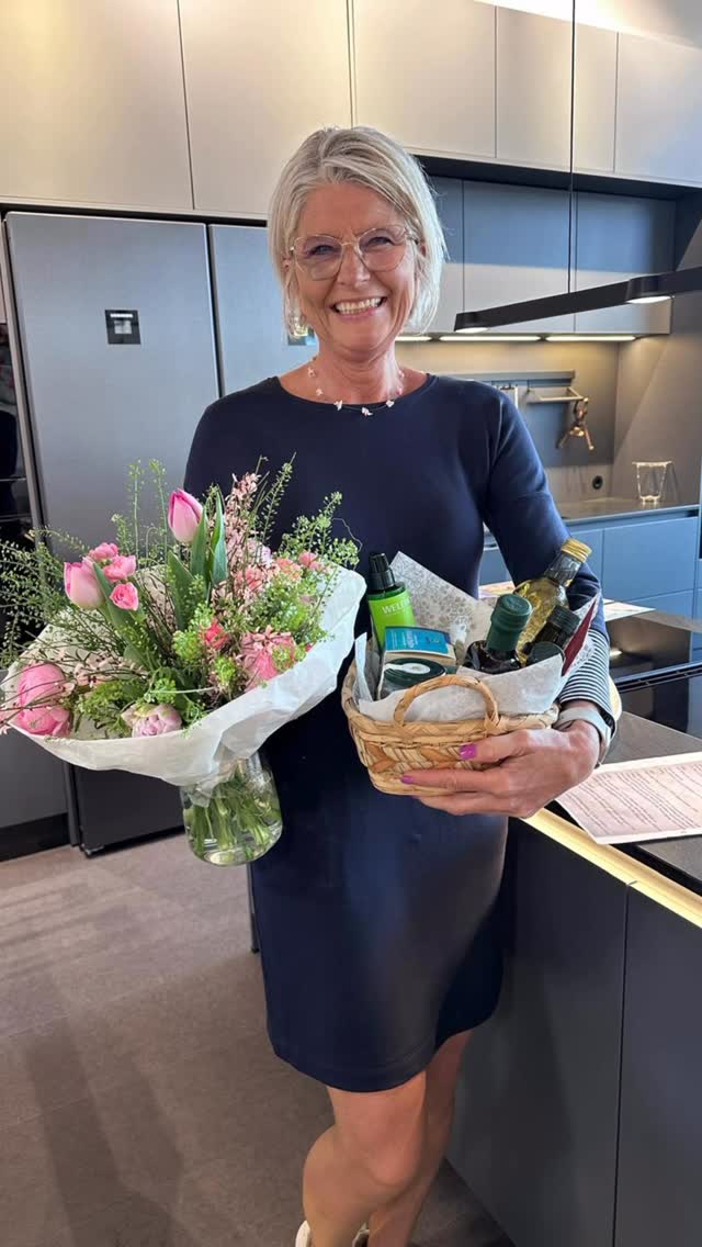 instagram-post-unterwegs-fuer-mehr-leichtigekeit Tatjana Ehret mit Geschenken in der Hand