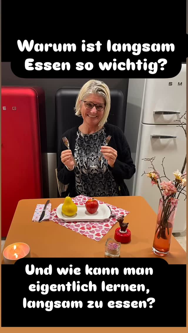 instagram-post-unterwegs-fuer-mehr-leichtigekeit Tatjana vor einem Teller mit Essen