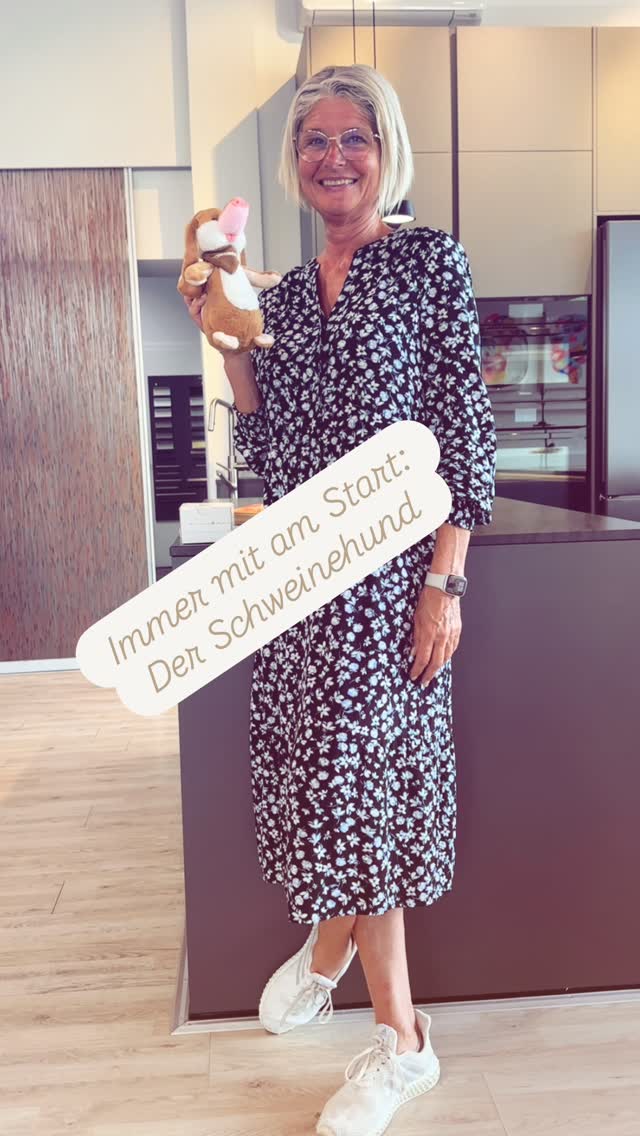 Tatjana mit einem Kuscheltier, was den Schweinehund verkörpern soll