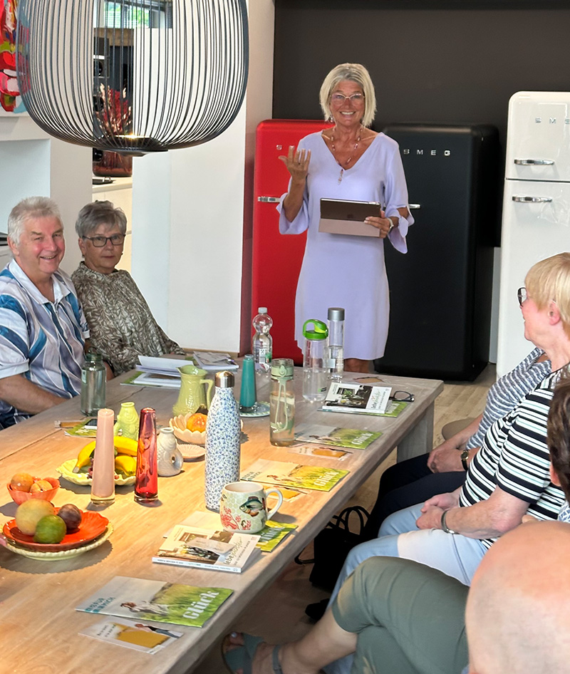 Tatjana in Freiburg bei ihrem Lebe Leichter Kurs steht vor der Gruppe