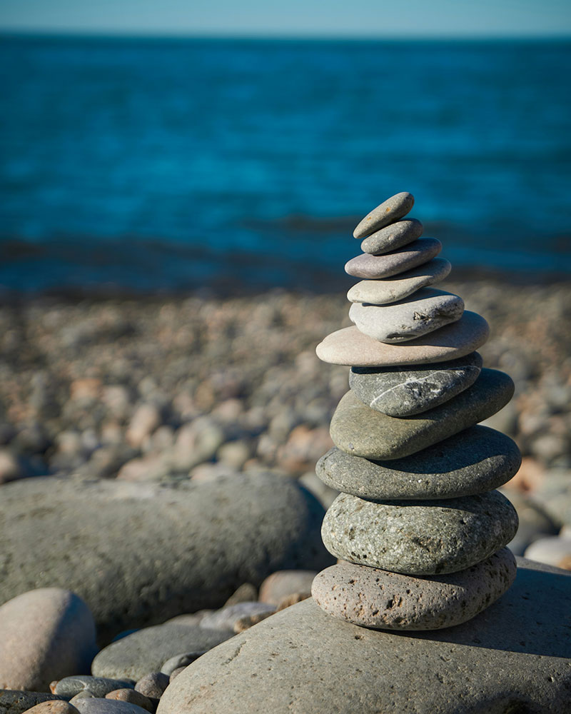 Steine die aufeinander Liegen am Meer
