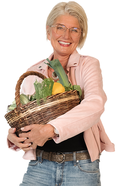 Tatjana mit einem Korb voller leckeren und gesunden Lebensmitteln