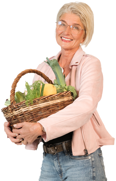 Tatjana mit einem Korb voller leckeren und gesunden Lebensmitteln